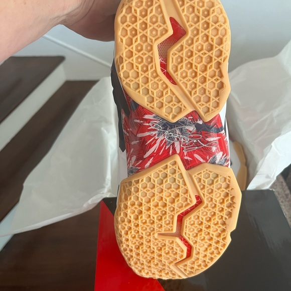 Nike LeBron XI in White and blue “Independence Day” - Picture 7 of 7